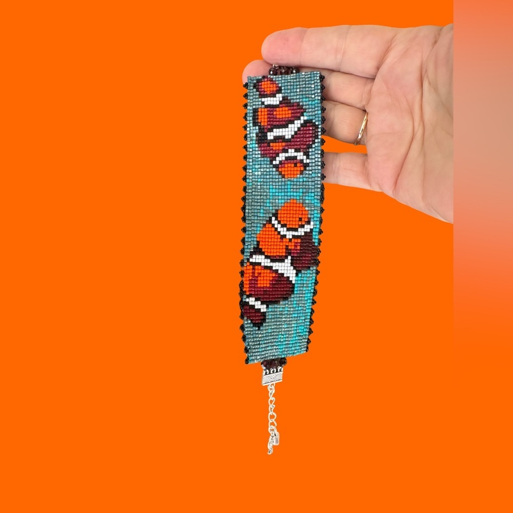 Hand Crafted beaded bracelet with clown fish in ocean garnet accents adjustable - Picture 4 of 8